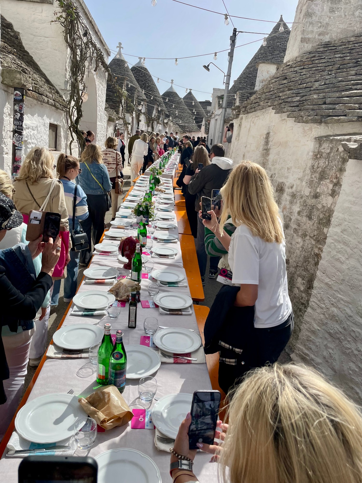 Apulien lange Tafel Gruppe Trulli