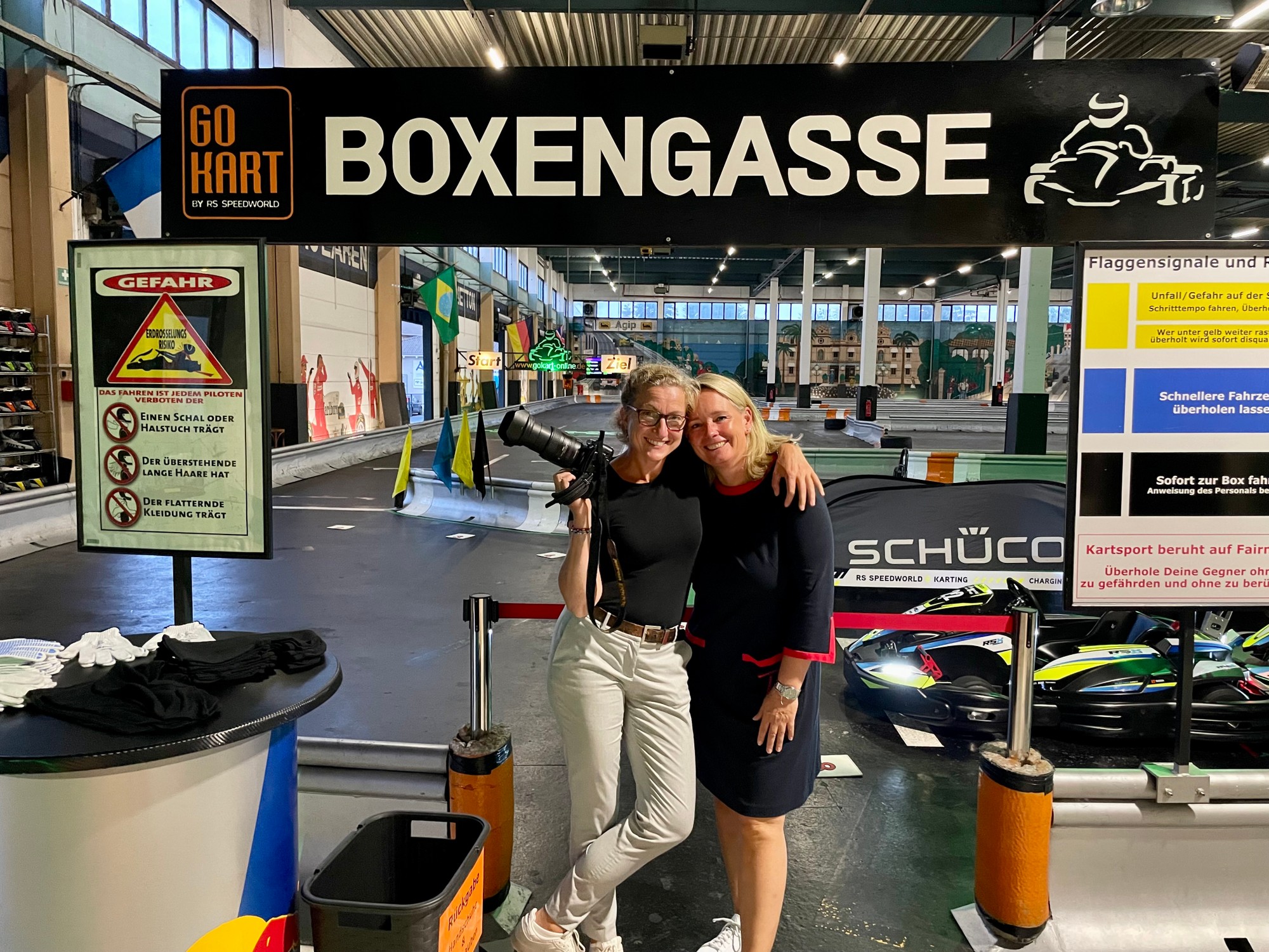 Führungskräftetreffen im Showroom und auf der Kartbahn